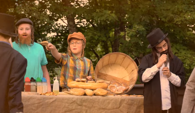 מיכאל שניצלער וליפא שמלצער במחזמר באידיש: 'בייגלעך'