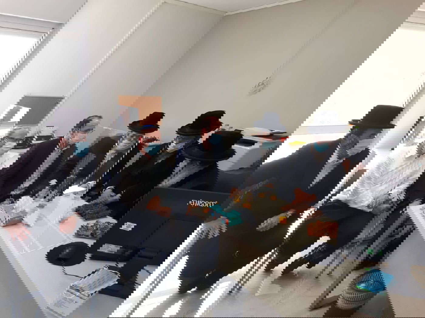 הרבנים במעמד קביעת המזוזות