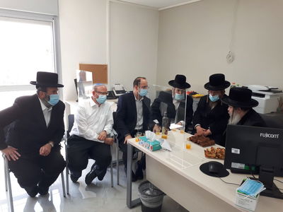 הרבנים במעמד קביעת המזוזות