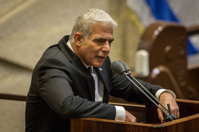 לפיד נגד עופר שלח: "לא לפריימריז פתוחים"