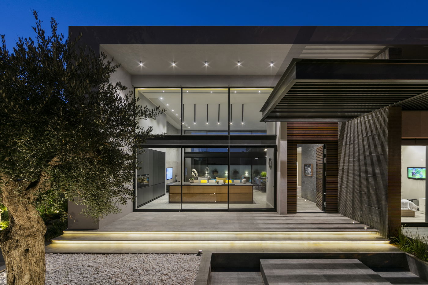 אתם חייבים לראות איך האדריכלית הפתיעה את אלישבע באולפן