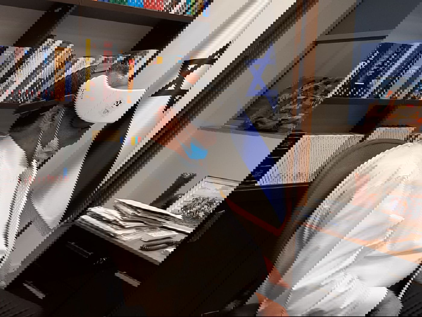 צפו: ליאון מסתכל על גדולי הדור במשקפי VR