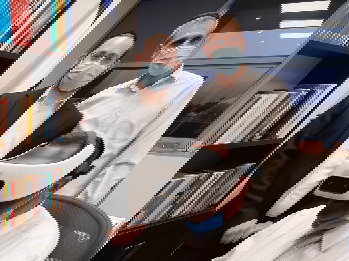 צפו: ליאון מסתכל על גדולי הדור במשקפי VR