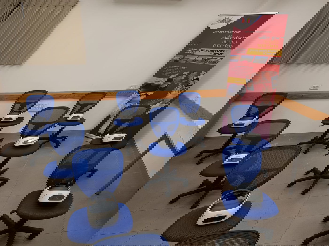 צפו: ליאון מסתכל על גדולי הדור במשקפי VR