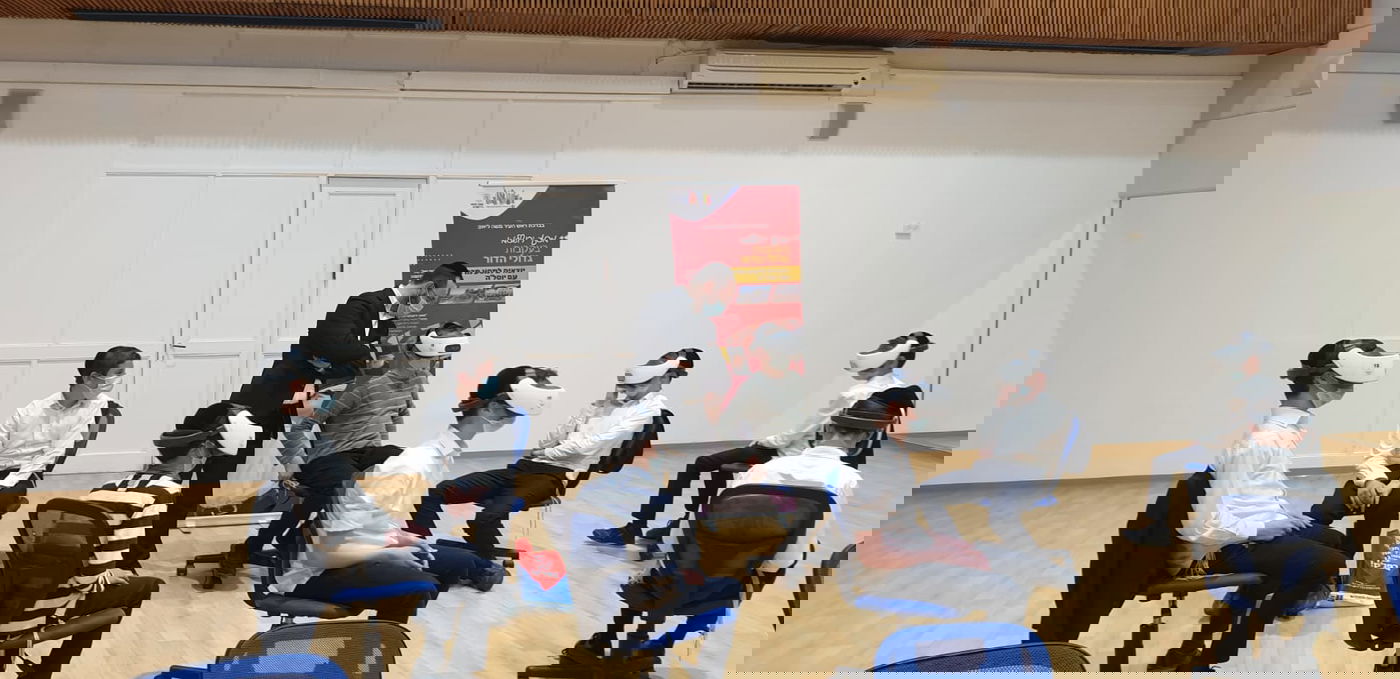 צפו: ליאון מסתכל על גדולי הדור במשקפי VR