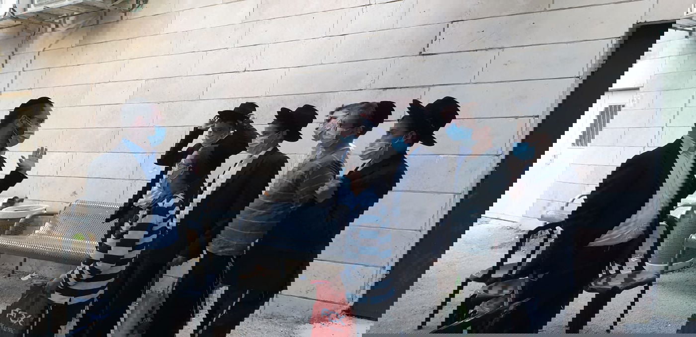 צפו: ליאון מסתכל על גדולי הדור במשקפי VR