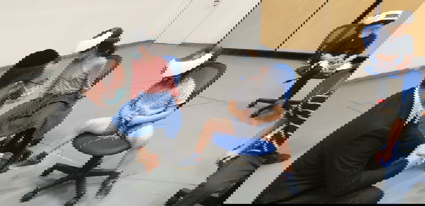 צפו: ליאון מסתכל על גדולי הדור במשקפי VR