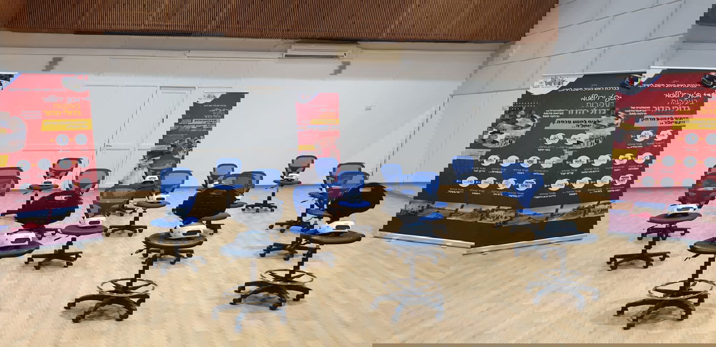 צפו: ליאון מסתכל על גדולי הדור במשקפי VR