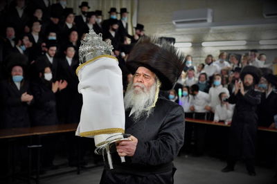 תיעוד: בקרעטשניף הכניסו ספר תורה חדש להיכל הישיבה באלעד