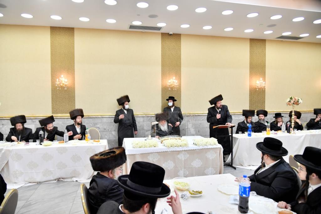 תיעוד: בקרעטשניף הכניסו ספר תורה חדש להיכל הישיבה באלעד