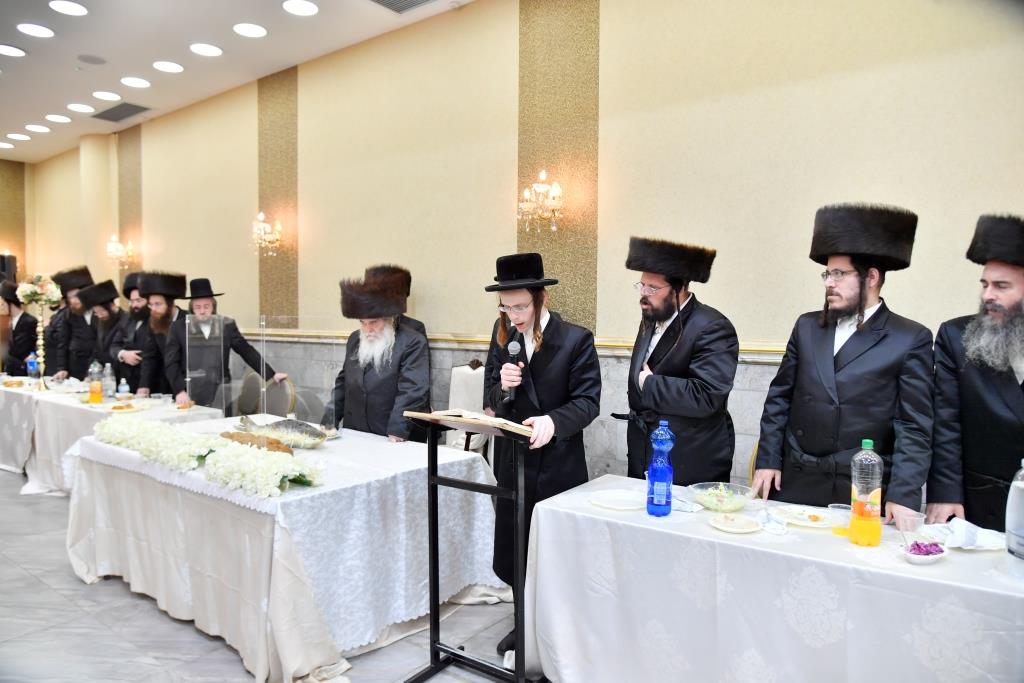 תיעוד: בקרעטשניף הכניסו ספר תורה חדש להיכל הישיבה באלעד