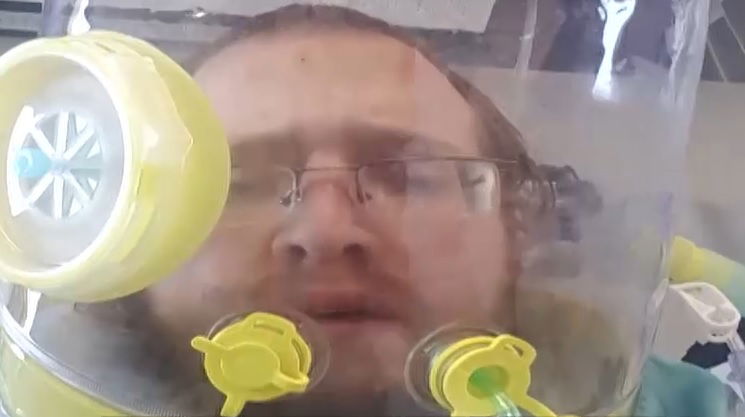 ה'קדיש' של דוד ז"ל על אביו, בעת ההלוויה, מבעד למסכת החמצן במיטתו שבבית החולים