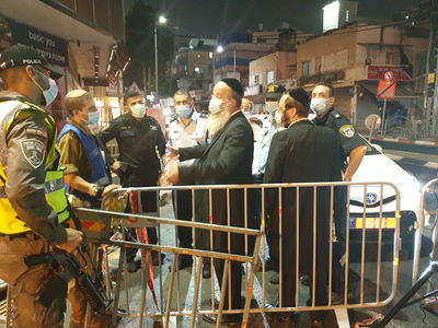 בני ברק: ראש העיר חילק קרטיבים לשוטרים