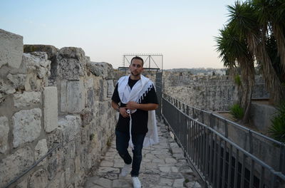 אבי אסייג בסינגל חדש: "חוזרים לאבא"