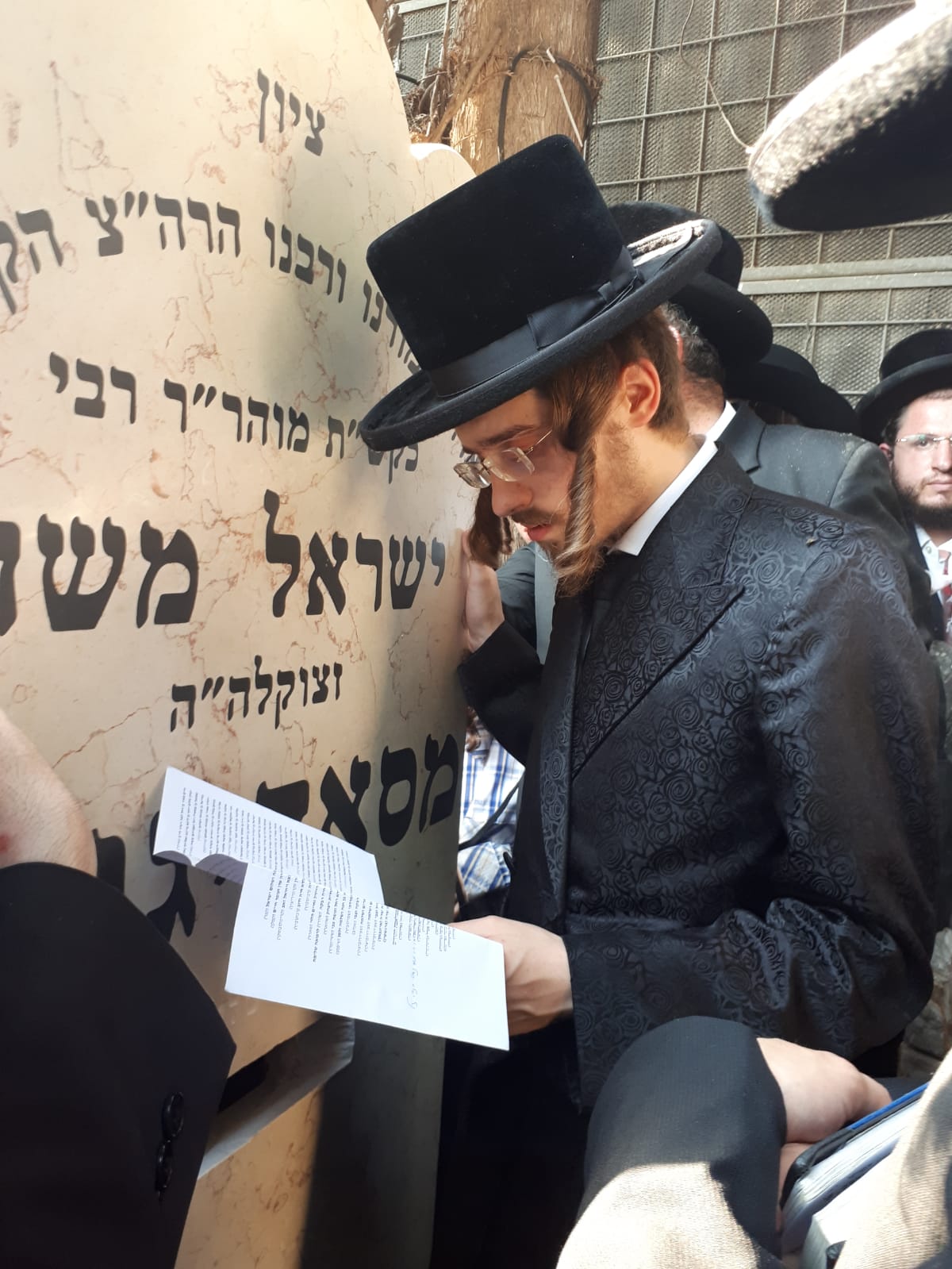 במלאות השלושים: האדמו"ר מסאדיגורה עלה לציון אביו