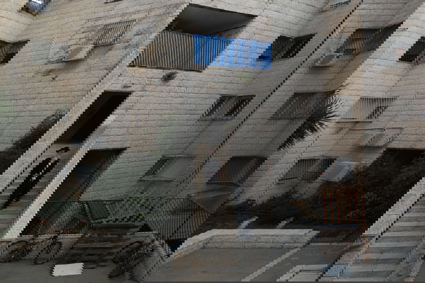 סיור מצולם בשכונה החרדית ה'אדומה'. צפו