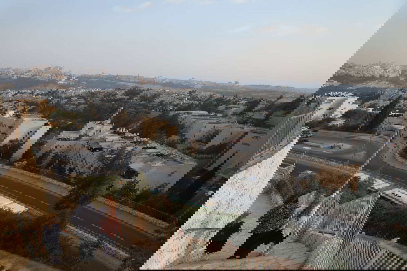 סיור מצולם בשכונה החרדית ה'אדומה'. צפו