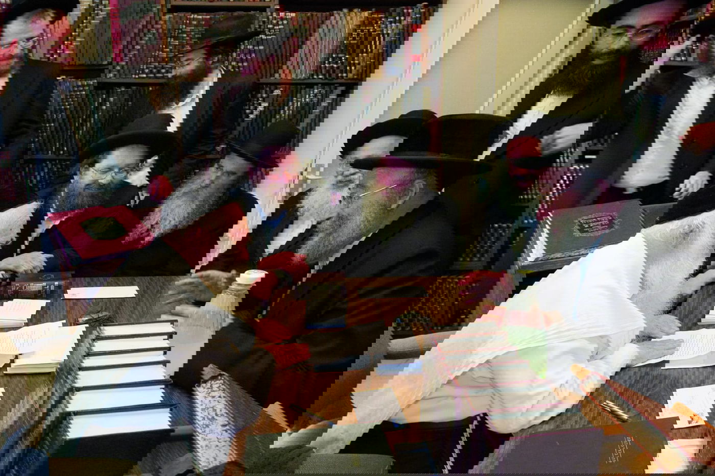 הגרש"א שטרן, הגר"י סילמן, הגר"מ גרוס והגר"א מן (מימין לשמאל) בהקמת קופת העיר אצל שה"ת