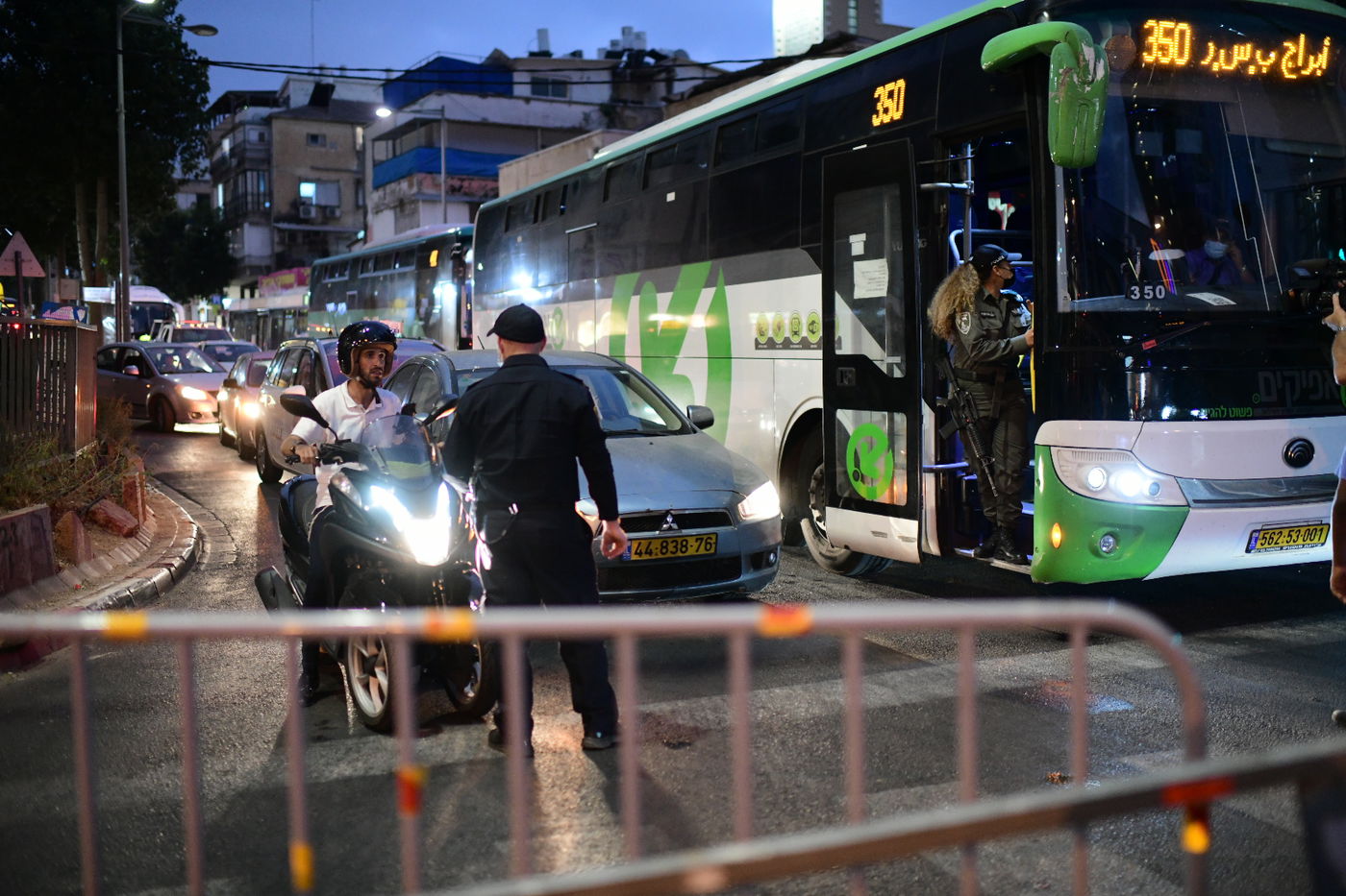 מחסומים ופקקים; העוצר הלילי בבני ברק
