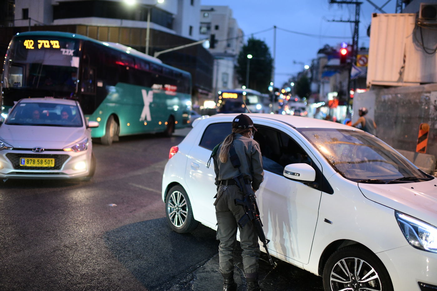 מחסומים ופקקים; העוצר הלילי בבני ברק