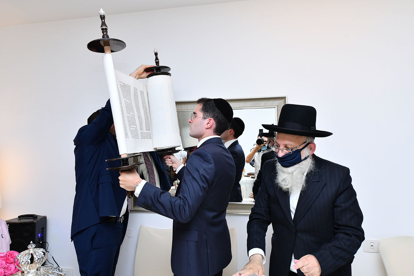 האב השכול הכניס ס"ת: "תחושות שקשה לתאר" • צפו