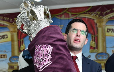 האב השכול הכניס ס"ת: "תחושות שקשה לתאר" • צפו