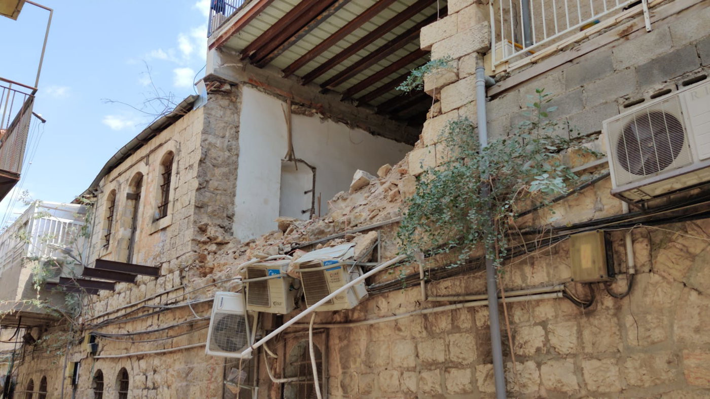 תיעוד: מרפסת קרסה בשכונת מאה שערים