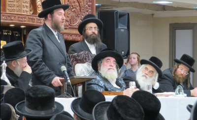 הרה"צ רבי יעקב מרדכי הגר נואם הערב לצד אביו הרבי