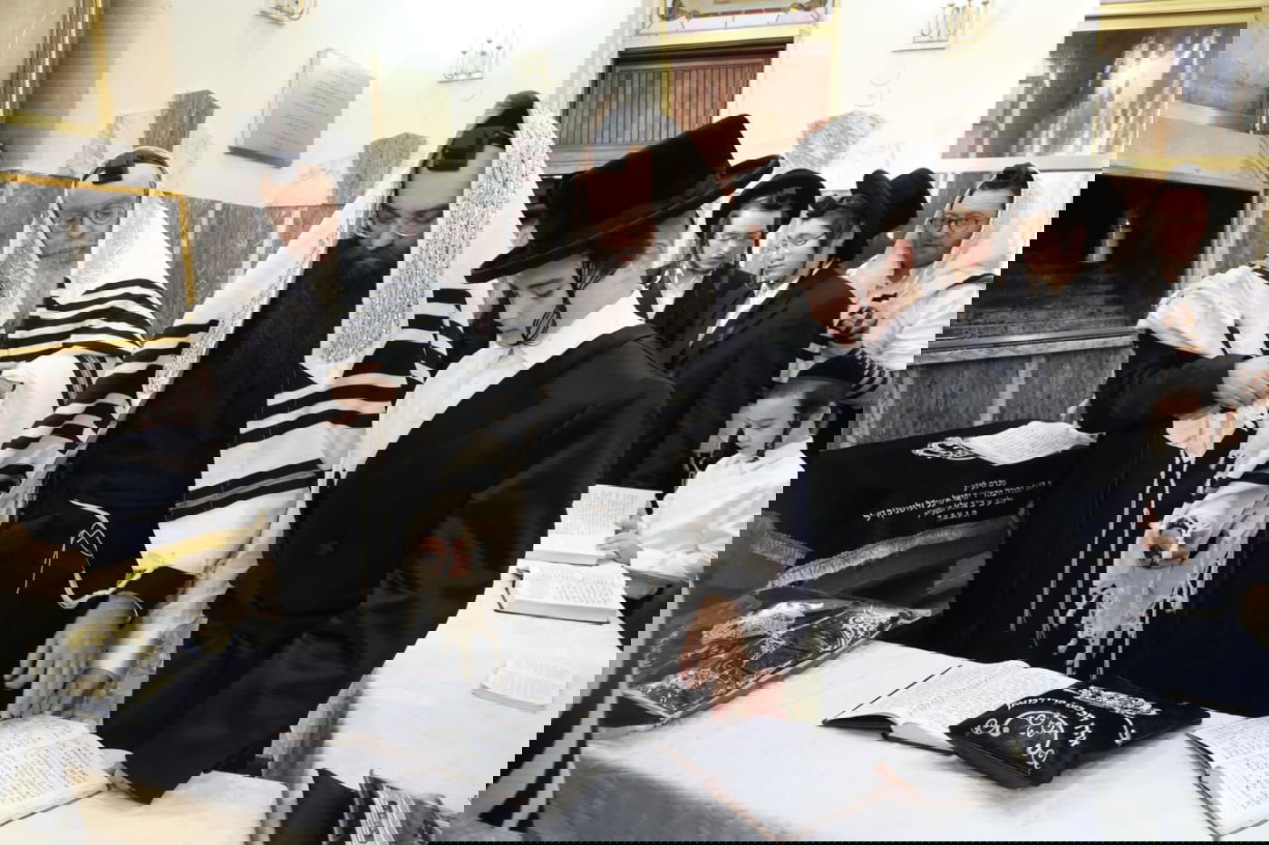 מעמד הנחת תפילין בסאדיגורה בירושלים