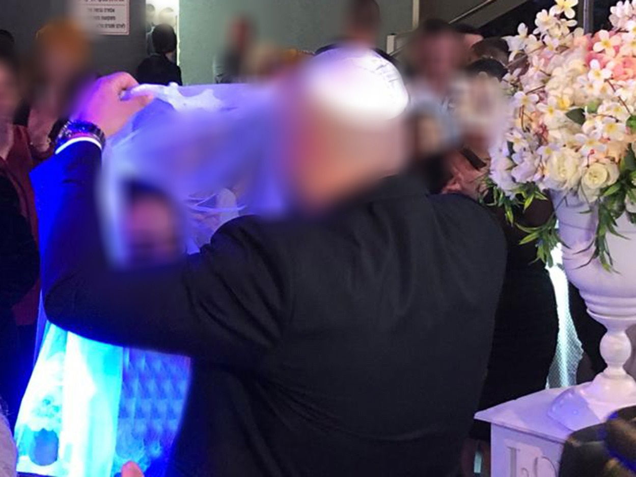 תִתְחַתֵּן בָּם. החופה בחתונה המרגשת