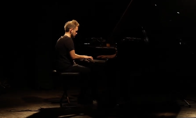 מנדי פורטנוי בביצוע פסנתר מרהיב לניגון החב"די