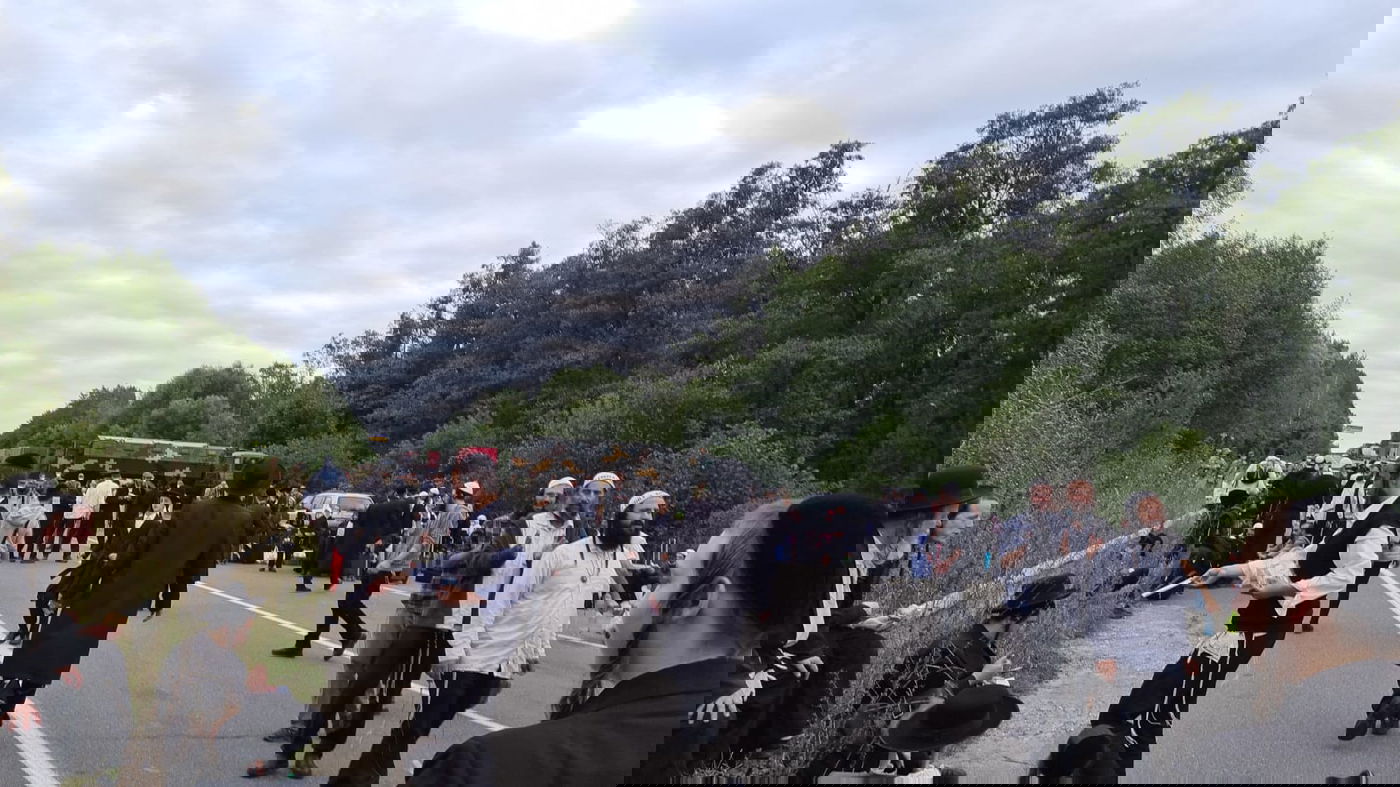 צפו בגבול בבלארוס: צעקות ושירים - בחושך