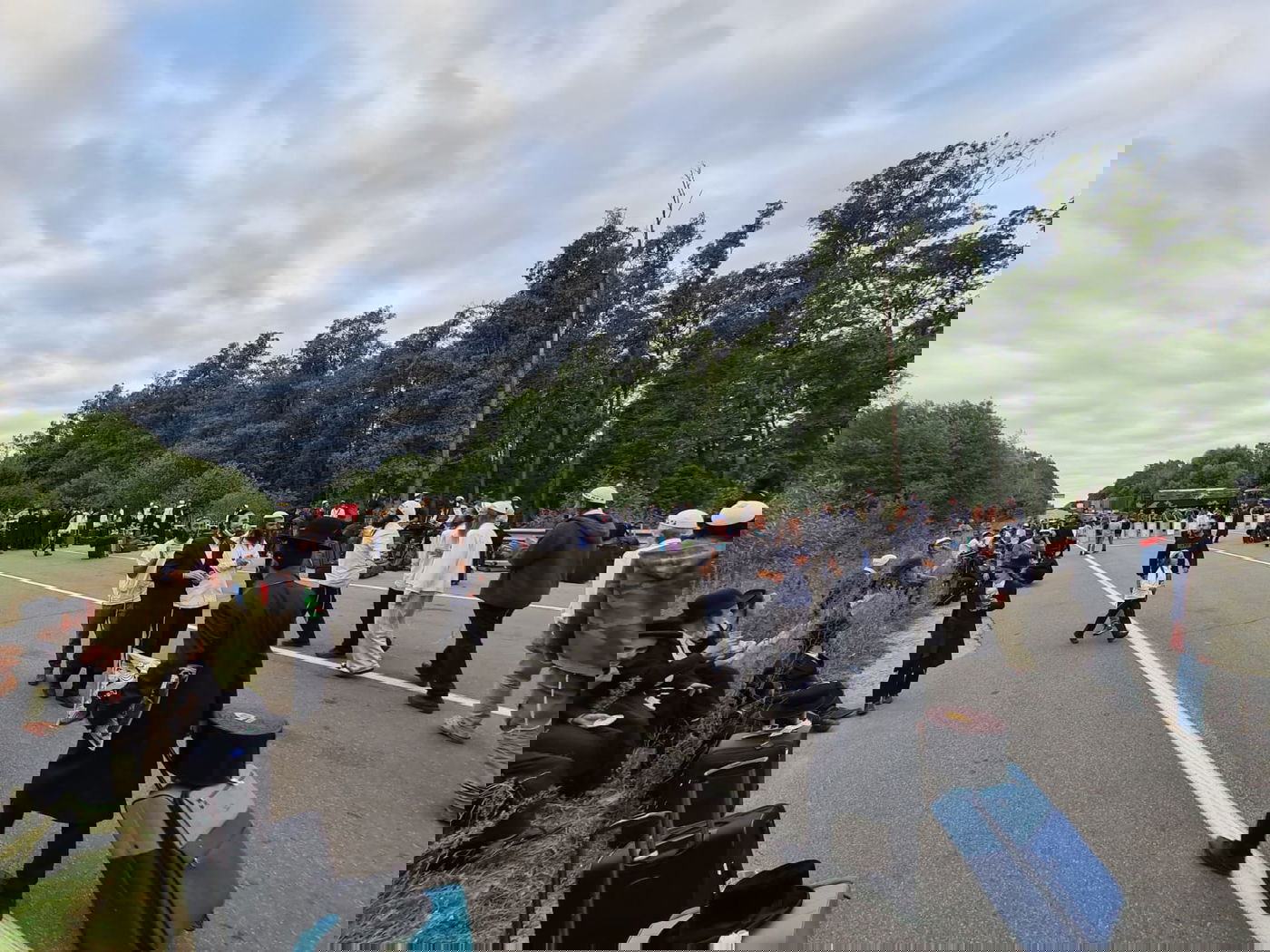 צפו בגבול בבלארוס: צעקות ושירים - בחושך