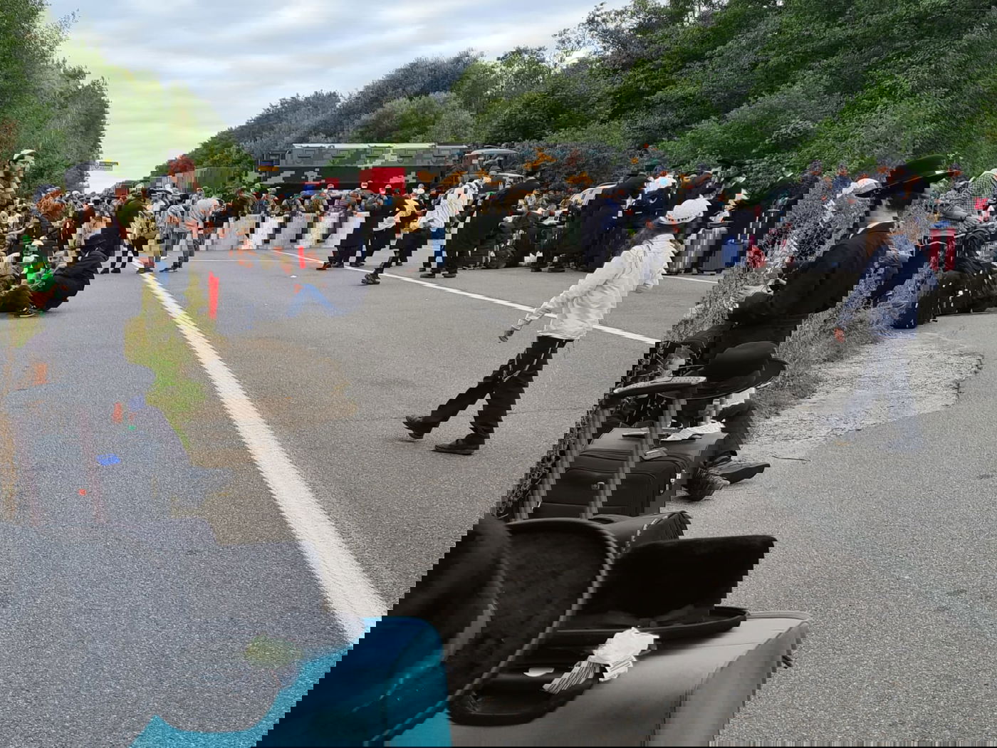 צפו בגבול בבלארוס: צעקות ושירים - בחושך