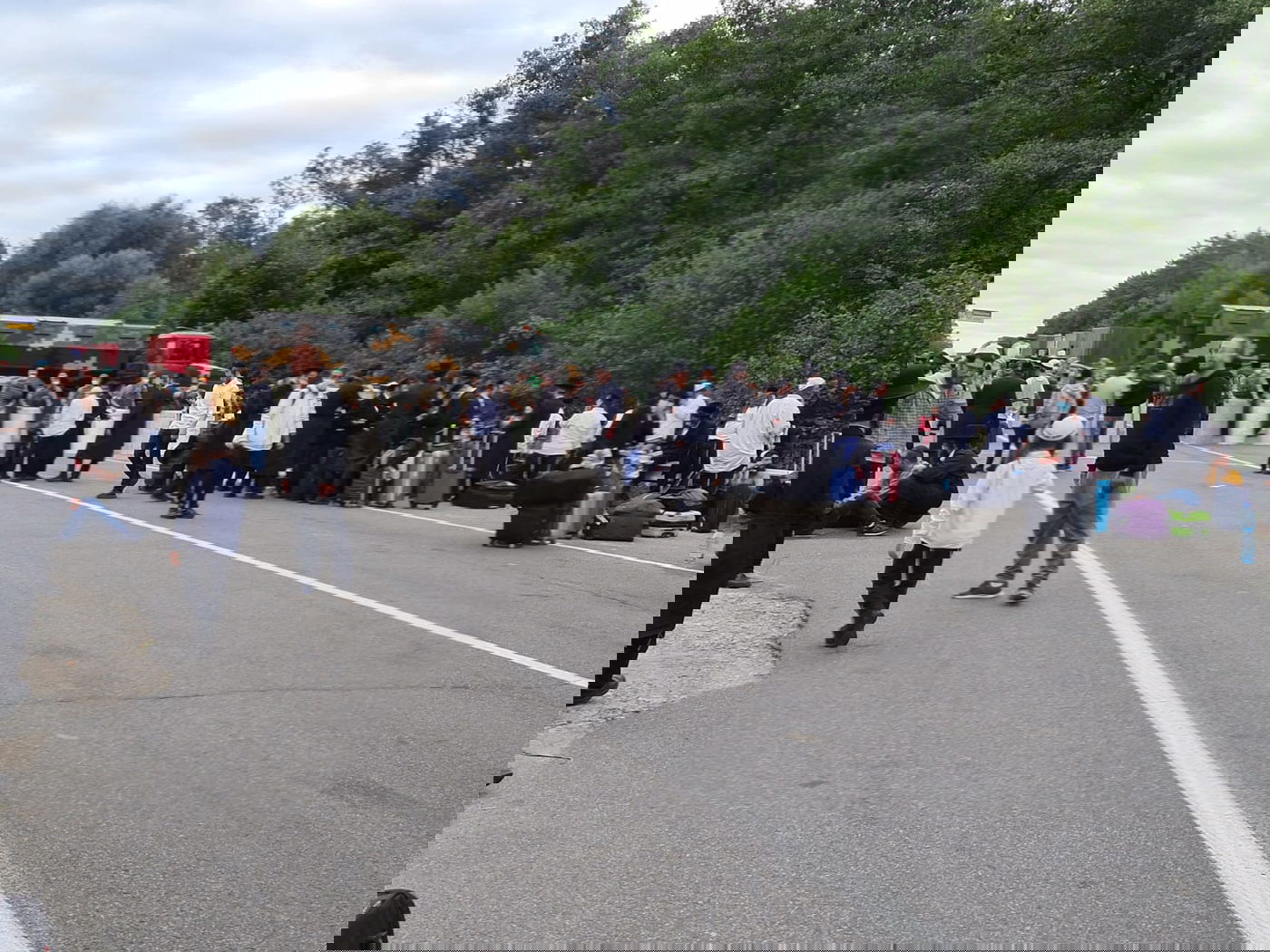 צפו בגבול בבלארוס: צעקות ושירים - בחושך