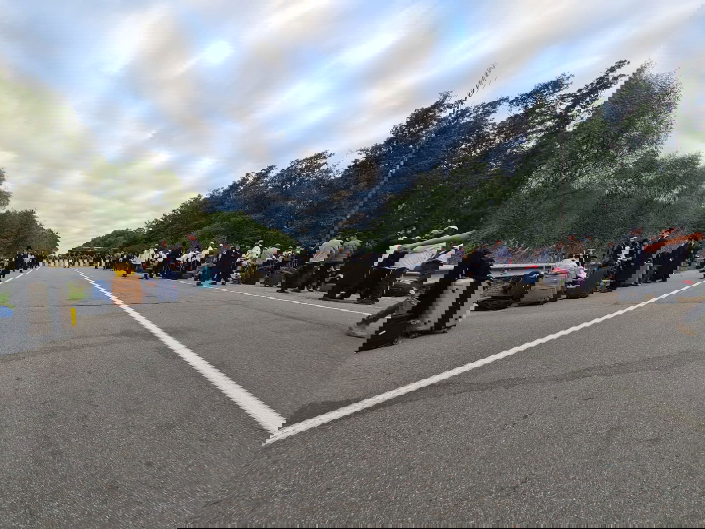 צפו בגבול בבלארוס: צעקות ושירים - בחושך