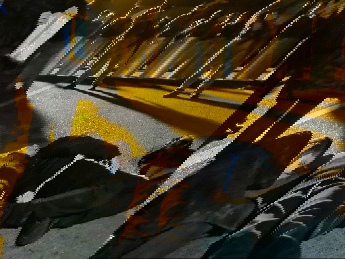 צפו בגבול בבלארוס: צעקות ושירים - בחושך