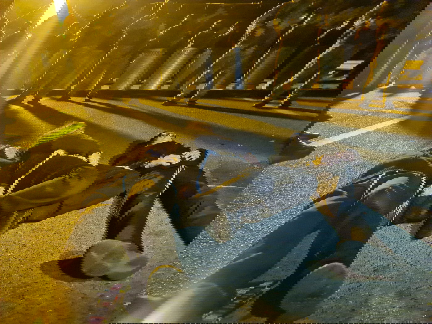 צפו בגבול בבלארוס: צעקות ושירים - בחושך