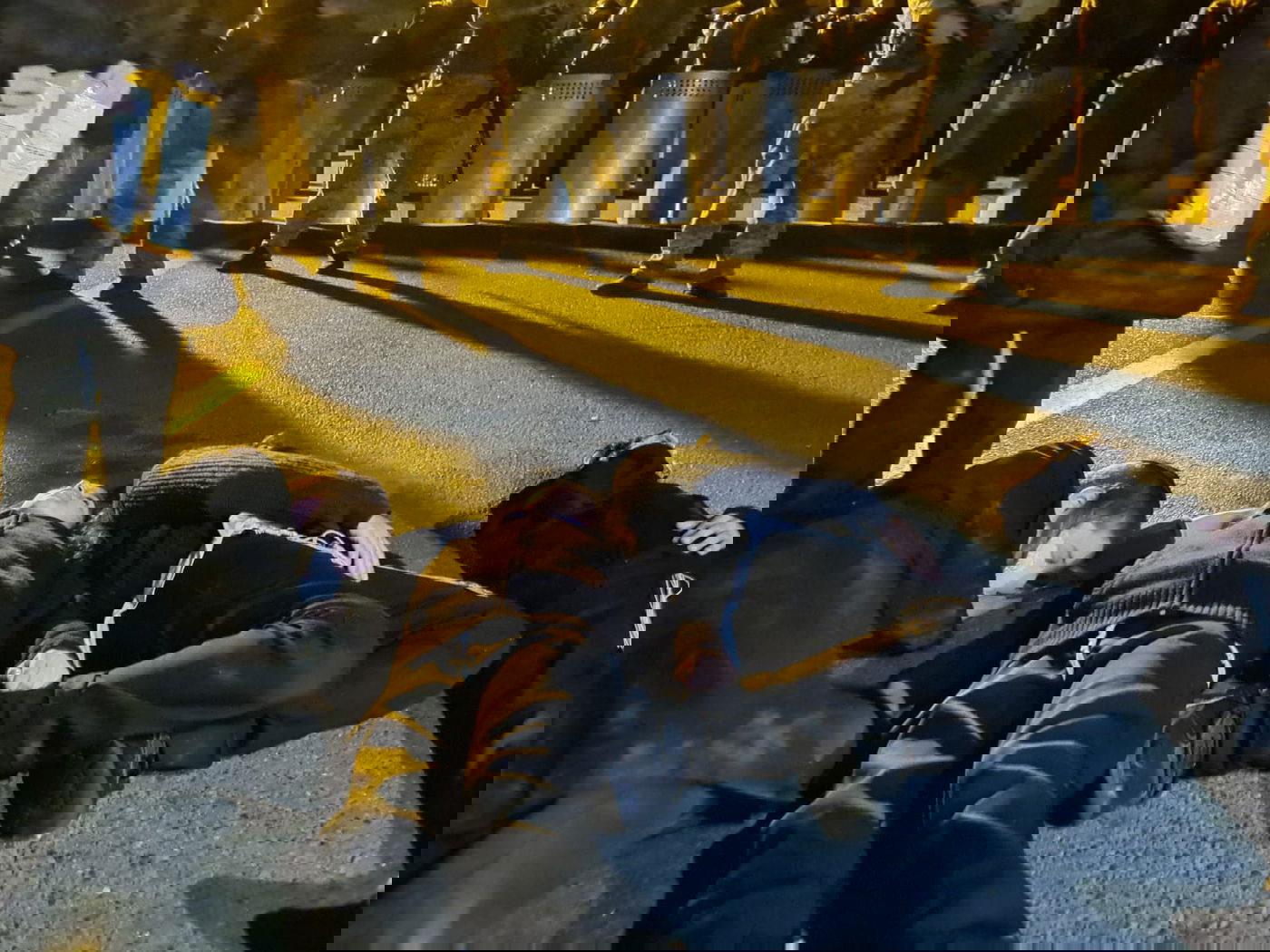 צפו בגבול בבלארוס: צעקות ושירים - בחושך