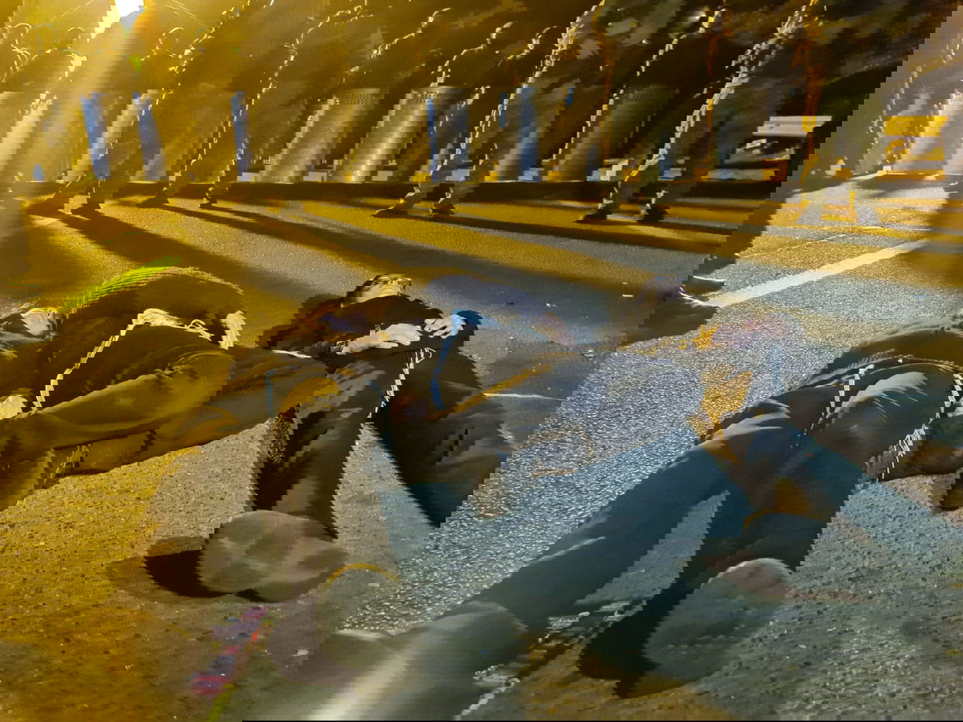 צפו בגבול בבלארוס: צעקות ושירים - בחושך