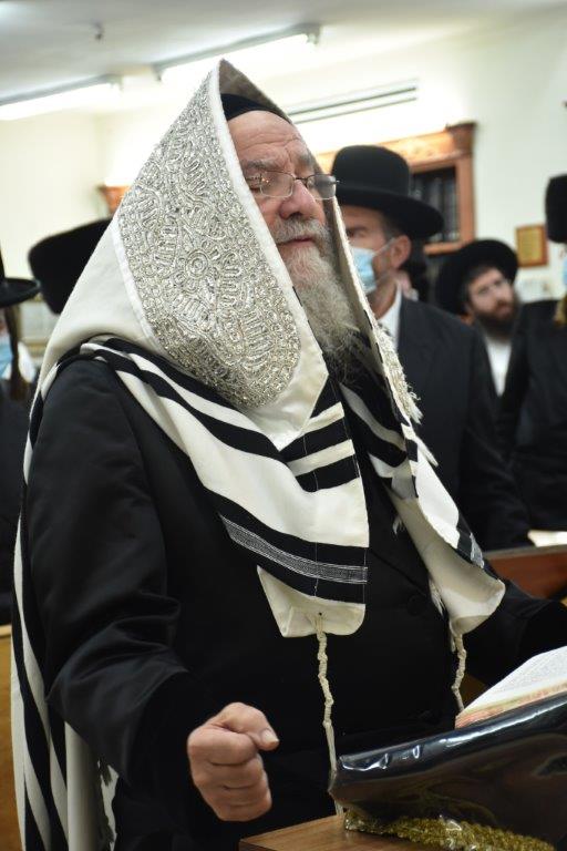 האדמו"ר מאשלג בסליחות הראשונות ובחלוקת דבש לחסידיו