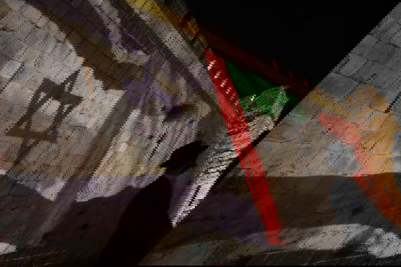 חומות העיר העתיקה הוארו בדגלי ישראל, ארה"ב, האמירויות ובחריין