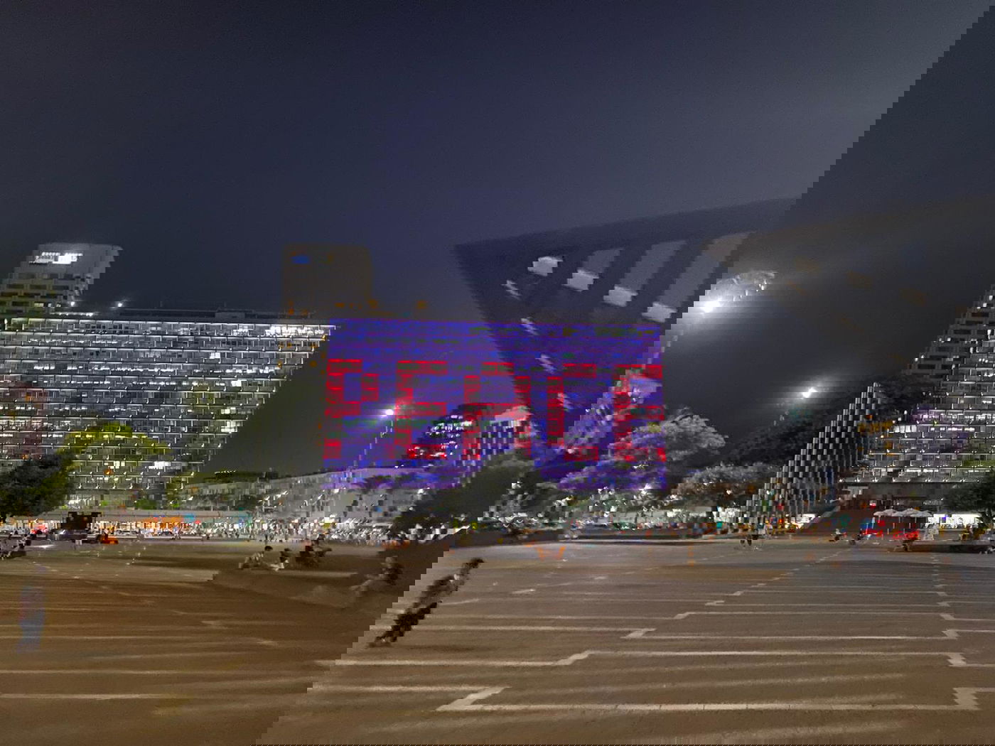 "שלום,  سلام, Peace" בעיריית תל אביב. צפו