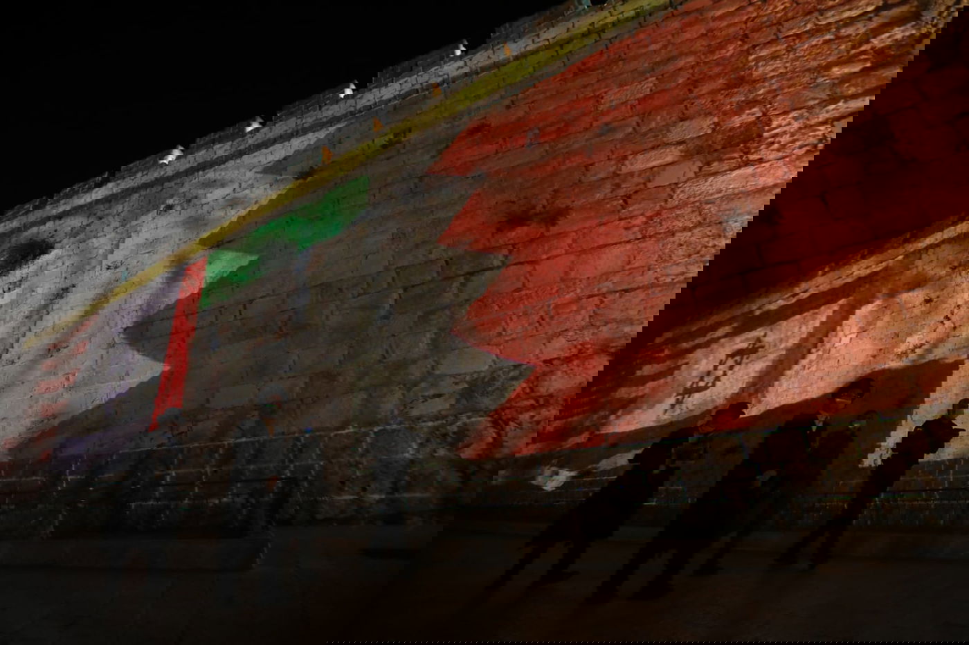 חומות העיר העתיקה הוארו בדגלי ישראל, ארה"ב, האמירויות ובחריין