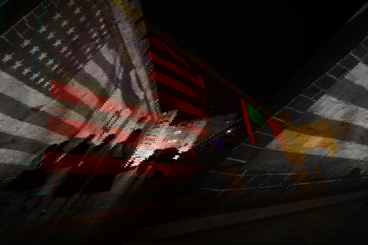 חומות העיר העתיקה הוארו בדגלי ישראל, ארה"ב, האמירויות ובחריין