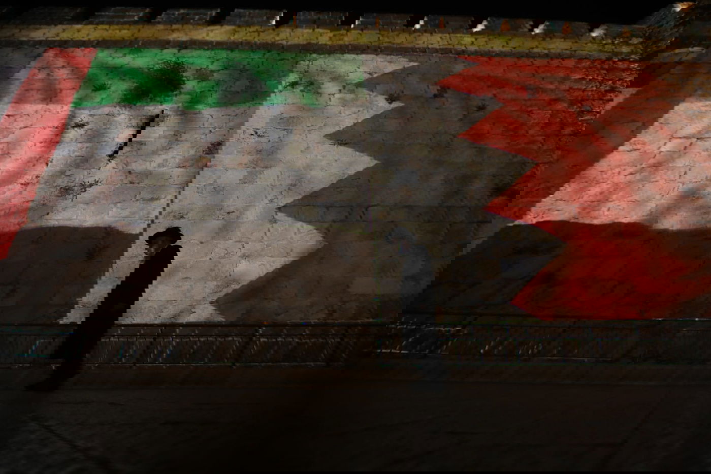 חומות העיר העתיקה הוארו בדגלי ישראל, ארה"ב, האמירויות ובחריין