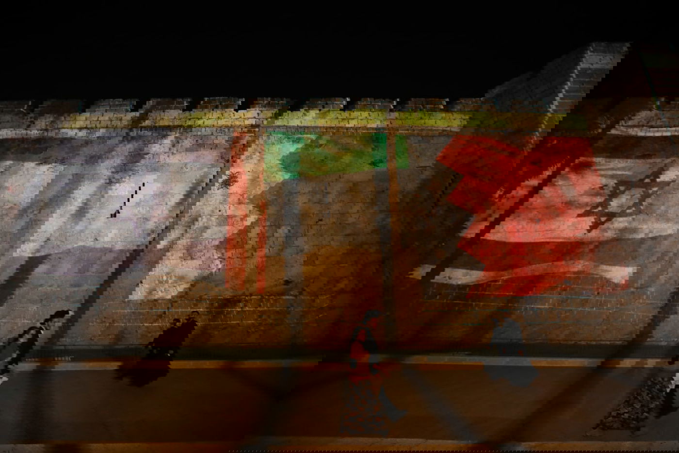 חומות העיר העתיקה הוארו בדגלי ישראל, ארה"ב, האמירויות ובחריין