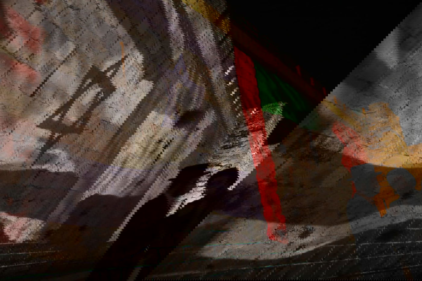 חומות העיר העתיקה הוארו בדגלי ישראל, ארה"ב, האמירויות ובחריין