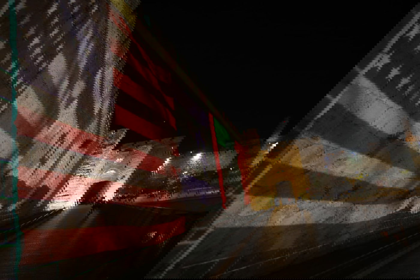 חומות העיר העתיקה הוארו בדגלי ישראל, ארה"ב, האמירויות ובחריין