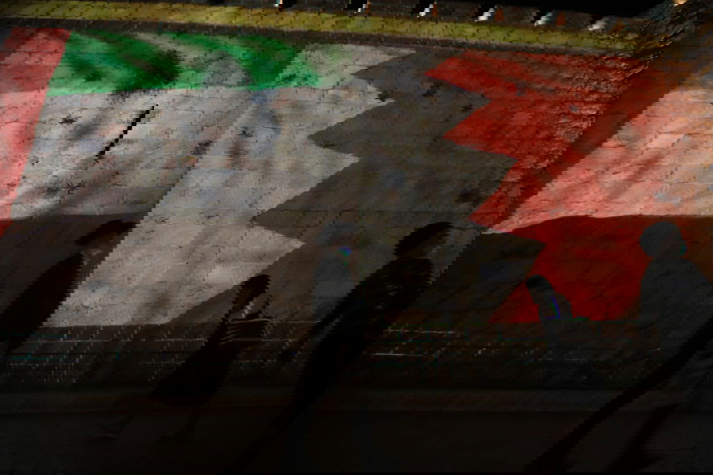 חומות העיר העתיקה הוארו בדגלי ישראל, ארה"ב, האמירויות ובחריין